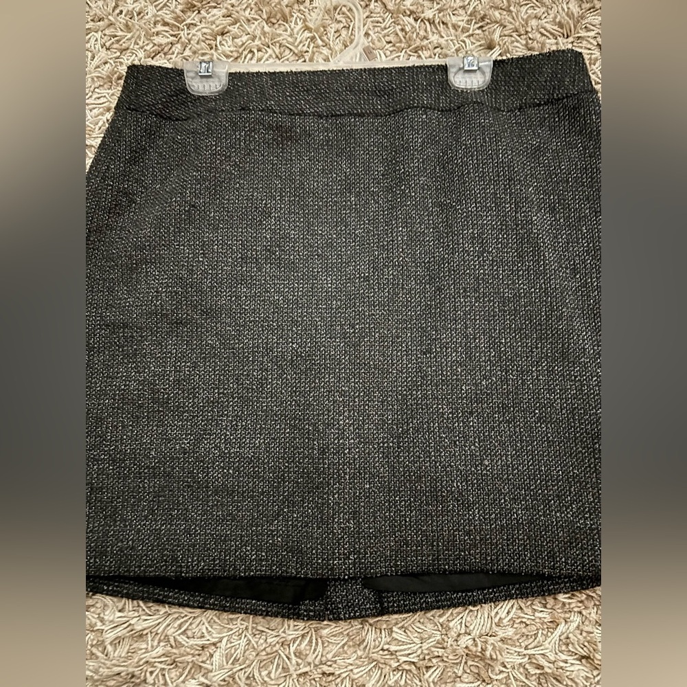 Really beautiful gray and white tweed mini skirt. Lined. Exposed zipper in back